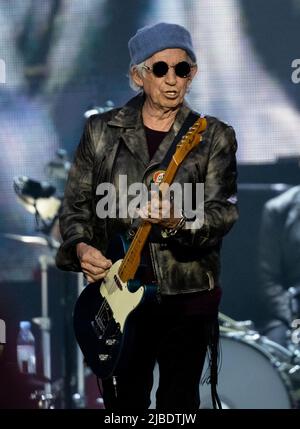 München, Deutschland. 05.. Juni 2022. Gitarrist Keith Richards von der britischen Band 'The Rolling Stones' ist während eines Konzerts im Rahmen ihrer 'Sixty' Europatournee im Olympiastadion auf der Bühne. In Deutschland spielen die Stones während der Tournee zwei Konzerte. Quelle: Sven Hoppe/dpa/Alamy Live News Stockfoto