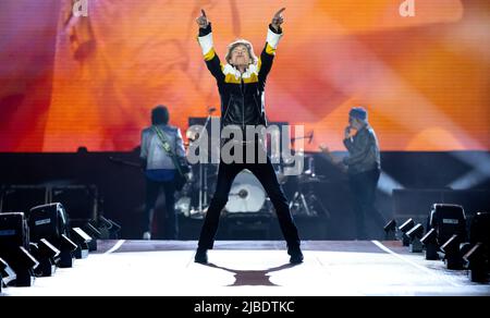 München, Deutschland. 05.. Juni 2022. Gitarrist Ron Wood (l-r), Sänger Mick Jagger und Gitarrist Keith Richards von der britischen Band 'The Rolling Stones' sind während eines Konzerts im Rahmen ihrer 'Sixty' Europatour im Olympiastadion auf der Bühne. In Deutschland spielen die Stones während der Tournee zwei Konzerte. Quelle: Sven Hoppe/dpa/Alamy Live News Stockfoto