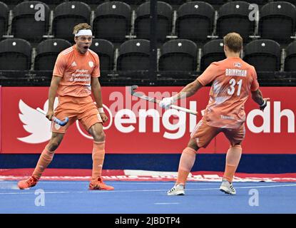 Stratford, Großbritannien. 05.. Juni 2022. England V Niederlande Herren FIH Pro League. Lee Valley Hockey Center. Stratford. Derck de Vilder (Niederlande, links) feiert das Tor der Niederlande 1., als Jasper Brinkman (Niederlande) während des Eishockeyspiels England V Netherlands Mens FIH Pro League ins Ziel kommt. Kredit: Sport In Bildern/Alamy Live Nachrichten Stockfoto