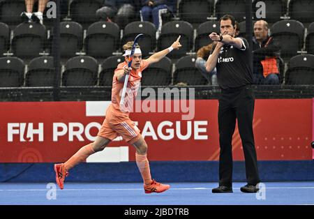 Stratford, Großbritannien. 05.. Juni 2022. England V Niederlande Herren FIH Pro League. Lee Valley Hockey Center. Stratford. Derck de Vilder (Niederlande) feiert das Tor der Niederlande 2. während des Eishockeyspiels England V Niederlande Herren FIH Pro League. Kredit: Sport In Bildern/Alamy Live Nachrichten Stockfoto