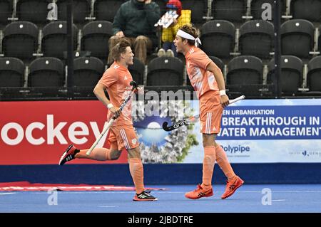 Stratford, Großbritannien. 05.. Juni 2022. England V Niederlande Herren FIH Pro League. Lee Valley Hockey Center. Stratford. Derck de Vilder (Niederlande, rechts) feiert das Tor der Niederlande 2., als Koen Bijen (Niederlande) sich ihm während des England V Netherlands Mens FIH Pro League Hockey-Spiels anschließt. Kredit: Sport In Bildern/Alamy Live Nachrichten Stockfoto