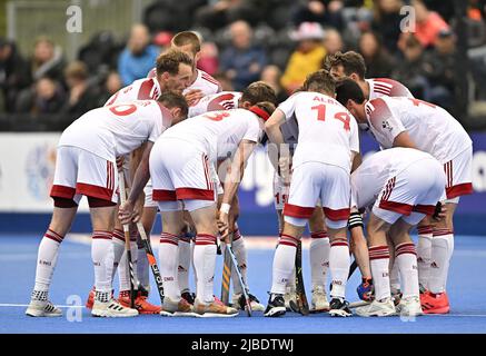 Stratford, Großbritannien. 05.. Juni 2022. England V Niederlande Herren FIH Pro League. Lee Valley Hockey Center. Stratford. England huddle während des England V Niederlande Herren FIH Pro League Hockey-Spiels. Kredit: Sport In Bildern/Alamy Live Nachrichten Stockfoto