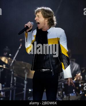 München, Deutschland. 05.. Juni 2022. Sänger Mick Jagger von der britischen Band 'The Rolling Stones' tritt während eines Konzerts im Rahmen ihrer 'Sixty' Europatour auf der Bühne des Olympiastadions auf. In Deutschland spielen die Stones während der Tournee zwei Konzerte. Quelle: Sven Hoppe/dpa/Alamy Live News Stockfoto