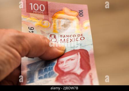 Hand geben 100 mexikanische Pesos Banknote, Business und Finanzkonzept Stockfoto