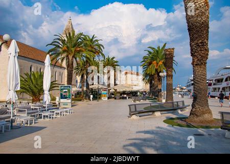 Sonnige Promenade entlang der Pier der alten venezianischen Stadt, Trogir, Kroatien. Stockfoto