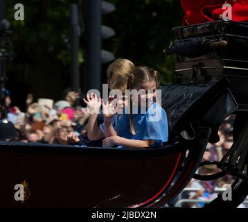 Prinz Louis Prinzessin Charlotte in offener Kutsche winkt, um das Platinum Jubilee Trooping the Color The Mall London der Königin zu drängen Stockfoto