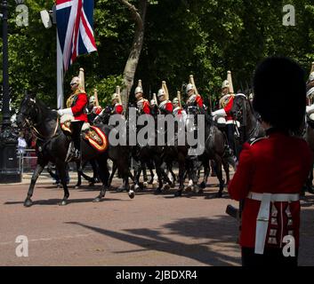 Berittene Rettungsschwimmer Parade der Queen's Platinum Jubilee Trooping The Color The Mall London Stockfoto