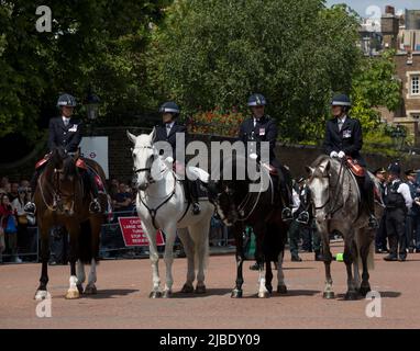 Berittene Polizeibeamte das Platinum Jubilee der Königin Trooping the Colour Color The Mall London Stockfoto