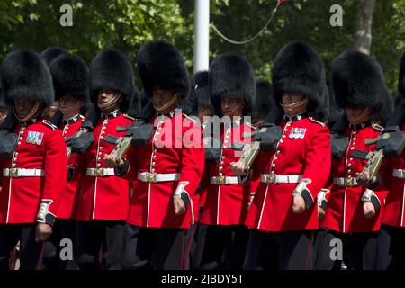 Irische Wachmänner bei der Parade zum Platinum Jubilee der Königin, die die Farbe „The Color“ in der Mall London durchstreift Stockfoto