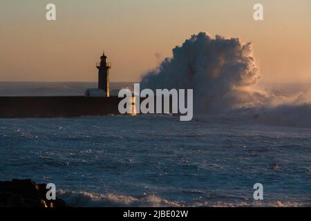 Blick auf den Leuchtturm Felgueiras mit einer riesigen Welle am Atlantik in Porto, Portugal. Stockfoto