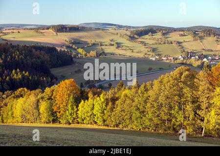 Herbstpanorama aus dem böhmischen und mährischen Hochland, dem Dorf Vecov, Zdarske vrchy, Tschechien Stockfoto