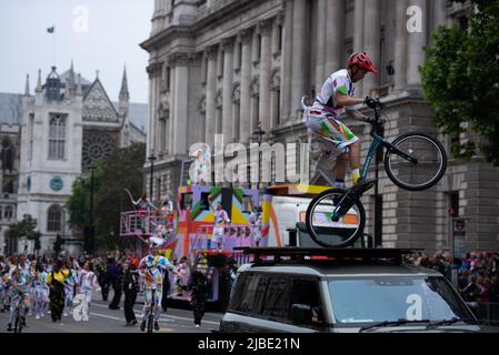 London, Großbritannien. 05.. Juni 2022. Akrobatik während des Queen Elizabeth II Platinum Jubilee 2022 - Platinum Pageant in London. Kredit: SOPA Images Limited/Alamy Live Nachrichten Stockfoto