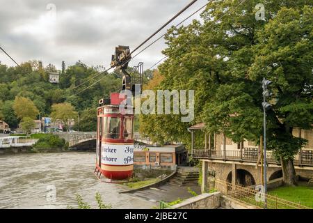 Oldtimer-Seilbahn im Stadtzentrum von Kutaisi am bewölkten Tag, Georgien. Stockfoto