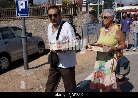 Terrades, Spanien. 05.. Juni 2022. Ältere Menschen werden gesehen, wie sie Kisten mit Kirschen tragen Nachdem die XXV Fira Mercat de la cirera (Kirschenmesse) wegen Covid-19 für zwei Jahre in Folge ausgesetzt wurde, fand sie wieder in Terrades, Girona, statt. Kredit: SOPA Images Limited/Alamy Live Nachrichten Stockfoto