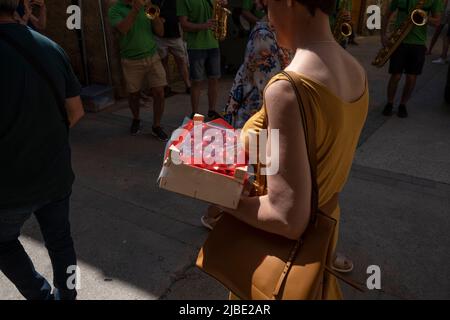 Terrades, Spanien. 05.. Juni 2022. Eine Frau trägt eine Kiste mit Kirschen. Nachdem die XXV Fira Mercat de la cirera (Kirschenmesse) wegen Covid-19 für zwei Jahre in Folge ausgesetzt wurde, fand sie wieder in Terrades, Girona, statt. Kredit: SOPA Images Limited/Alamy Live Nachrichten Stockfoto