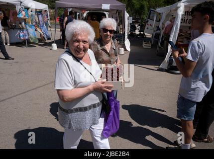 Terrades, Spanien. 05.. Juni 2022. Eine alte Frau trägt Kisten mit Kirschen. Nachdem die XXV Fira Mercat de la cirera (Kirschenmesse) wegen Covid-19 für zwei Jahre in Folge ausgesetzt wurde, fand sie wieder in Terrades, Girona, statt. Kredit: SOPA Images Limited/Alamy Live Nachrichten Stockfoto