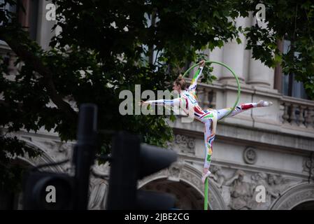London, Großbritannien. 05.. Juni 2022. Akrobatik während des Queen Elizabeth II Platinum Jubilee 2022 - Platinum Pageant in London. (Foto von Loredana Sangiuliano/SOPA Images/Sipa USA) Quelle: SIPA USA/Alamy Live News Stockfoto