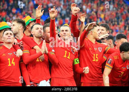 Cardiff City Stadium, Cardiff, Großbritannien. 5.. Juni 2022. WM 2022 Qualifikation Wales gegen die Ukraine; Gareth Bale aus Wales feiert mit Teamkollegen, nachdem der Sieg von 1-0 Wales zur WM 2022 überführt hat Credit: Action Plus Sports/Alamy Live News Stockfoto