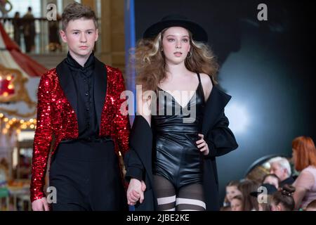 Moskau, Russland. 5.. Juni 2022 Junge Models auf dem Podium während der Modenschau "Circus" der Modedesignerin Mascha Goryacheva, im Moskauer Kindergeschäft während der Feier des 65.-jährigen Jubiläums des Geschäfts, Russland Stockfoto