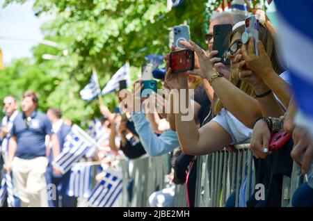 Die Zuschauer versammelten sich, um die jährliche Parade zum griechischen Unabhängigkeitstag am 5. Juni 2022 in New York City zu feiern. Stockfoto