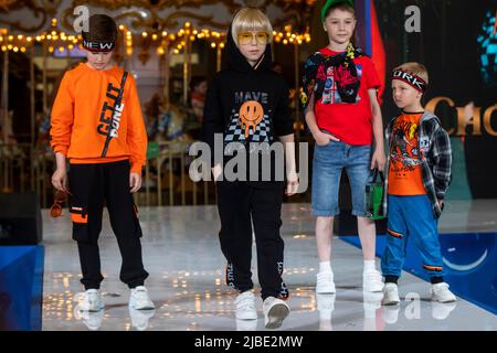 Moskau, Russland. 5.. Juni 2022. Junge Models zeigen die Kinderbekleidungskollektion der Marke Choupette auf einem Podium während der Modenschau „Circus“ im Moskauer Kindergeschäft im Rahmen der Feier des 65.-jährigen Jubiläums des Geschäfts, Russland Stockfoto