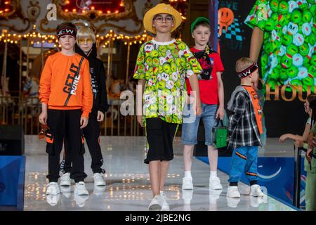 Moskau, Russland. 5.. Juni 2022. Junge Models zeigen die Kinderbekleidungskollektion der Marke Choupette auf einem Podium während der Modenschau „Circus“ im Moskauer Kindergeschäft im Rahmen der Feier des 65.-jährigen Jubiläums des Geschäfts, Russland Stockfoto