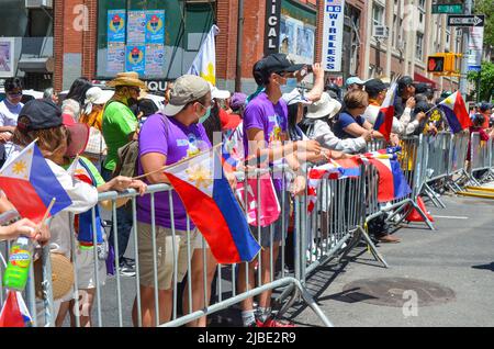 Die Zuschauer versammelten sich in Mid-Manhattan, um die jährliche Parade zum philippinischen Unabhängigkeitstag am 5. Juni 2022 in New York City zu feiern. Stockfoto