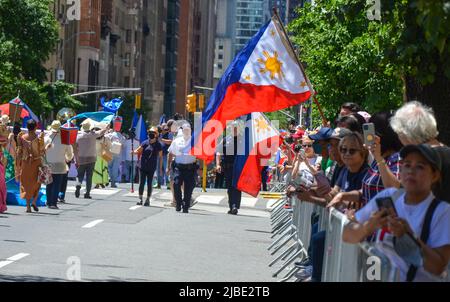 Die Zuschauer versammelten sich in Mid-Manhattan, um die jährliche Parade zum philippinischen Unabhängigkeitstag am 5. Juni 2022 in New York City zu feiern. Stockfoto