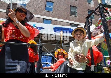 Die Teilnehmer posieren für ein Foto in New York City während der jährlichen Parade zum philippinischen Unabhängigkeitstag am 5. Juni 2022. Stockfoto