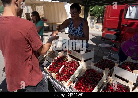 Terrades, Spanien. 05.. Juni 2022. Eine Person wird gesehen, wie sie Kirschen kauft. Nachdem die XXV Fira Mercat de la cirera (Kirschenmesse) wegen Covid-19 für zwei Jahre in Folge ausgesetzt wurde, fand sie wieder in Terrades, Girona, statt. (Foto von Paco Freire/SOPA Images/Sipa USA) Quelle: SIPA USA/Alamy Live News Stockfoto