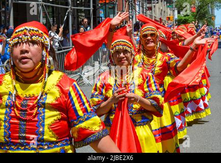 Frauen werden bei der jährlichen Parade zum Philippinischen Unabhängigkeitstag am 5. Juni 2022 in New York City mit traditionellen philippinischen Outfits getanzt. Stockfoto