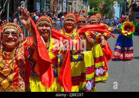 Frauen werden bei der jährlichen Parade zum Philippinischen Unabhängigkeitstag am 5. Juni 2022 in New York City mit traditionellen philippinischen Outfits getanzt. Stockfoto