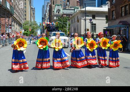 Frauen werden bei der jährlichen Parade zum Philippinischen Unabhängigkeitstag am 5. Juni 2022 in New York City mit traditionellen philippinischen Outfits getanzt. Stockfoto