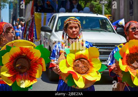 Frauen werden bei der jährlichen Parade zum Philippinischen Unabhängigkeitstag am 5. Juni 2022 in New York City mit traditionellen philippinischen Outfits getanzt. Stockfoto