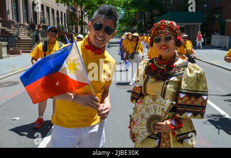 Die Teilnehmer posieren für ein Foto in New York City während der jährlichen Parade zum philippinischen Unabhängigkeitstag am 5. Juni 2022. Stockfoto