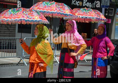 Die Teilnehmer marschieren während der jährlichen Parade zum Philippinischen Unabhängigkeitstag am 5. Juni 2022 auf die Madison Avenue in New York City. Stockfoto