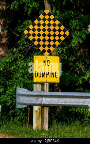 Ein No Dumping-Zeichen in einem öffentlichen Park- Stock Fotografie Stockfoto