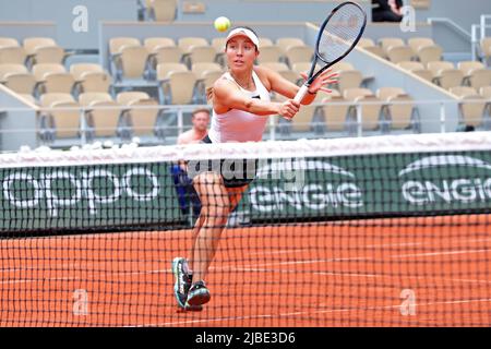 Paris, Frankreich: 5.. Juni 2022; Roland Garros, Paris, Frankreich: French Open Tennisturnier, Frauen-Doppel-Finale; Jessica Pegula (USA) im Netz gegen Caroline Garcia (FRA) und Kristina Mladenovic (FRA) Stockfoto