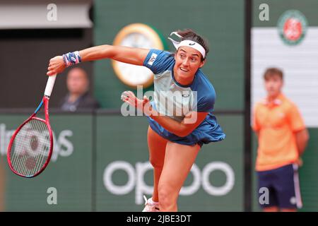 Paris, Frankreich: 5.. Juni 2022; Roland Garros, Paris, Frankreich: French Open Tennisturnier, Dublettenfinale für Frauen; Caroline Garcia dient während ihres Spiels gegen Coco Gauff (USA) und Jessica Pegula (USA) Stockfoto