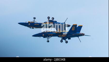 Wantagh, New York, USA - 29. Mai 2022: Zwei Blauen Engel-Flugzeuge der US Navy schließen während einer Flugshow von Jones Bea zusammen mit einem kopfüber über dem anderen Stockfoto