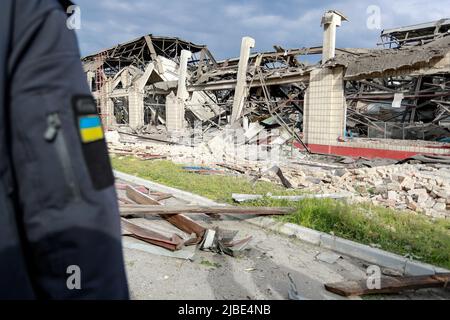 Kiew, Kiew, Ukraine. 5.. Juni 2022. Ein beschädigtes Gebäude in einer Eisenbahnreparaturanlage in Kiew nach einer Reihe von russischen Luftangriffen auf das Gebiet, bei denen mindestens ein Mann verletzt wurde, da Russland behauptete, dass osteuropäische Militärwaffen und Fahrzeuge auf dem Gelände gelagert wurden. Die Hauptstadt hat seit Wochen keine russischen Angriffe mehr erlebt, bevor dieser Luftangriff die Reparaturanlage traf, wobei Moskau die Offensive auf den Donbass intensiviert. (Bild: © Daniel Ceng Shou-Yi/ZUMA Press Wire) Stockfoto