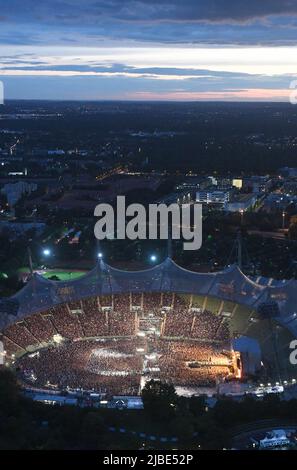 München, Deutschland. 05.. Juni 2022. Die britische Band 'The Rolling Stones' spielt auf der Bühne des Olympiastadions während eines Konzerts im Rahmen ihrer 'Sixty' Europatour. In Deutschland spielen die Stones während der Tournee zwei Konzerte. Das Bild wurde vom Olympischen Turm aufgenommen. Quelle: Felix Hörhager/dpa/Alamy Live News Stockfoto