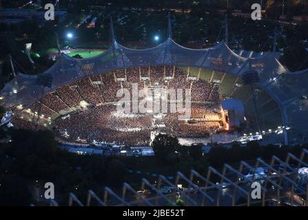 München, Deutschland. 05.. Juni 2022. Die britische Band 'The Rolling Stones' spielt auf der Bühne des Olympiastadions während eines Konzerts im Rahmen ihrer 'Sixty' Europatour. In Deutschland spielen die Stones während der Tournee zwei Konzerte. Das Bild wurde vom Olympischen Turm aufgenommen. Quelle: Felix Hörhager/dpa/Alamy Live News Stockfoto