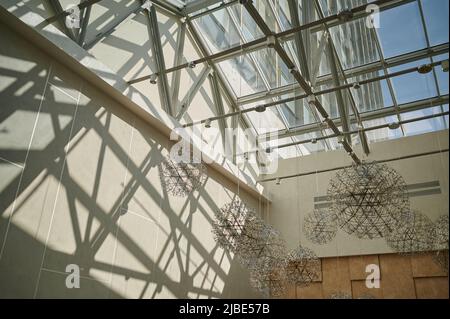 Glasdecke, durch die die Sonne eindringt, Metalldachbalken im Innenraum Stockfoto