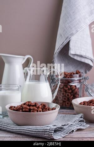 Milch und Schokoladenkornflocken in einer Schüssel Stockfoto