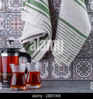 Schwarzer Tee in einem Glas Armudu Stockfoto