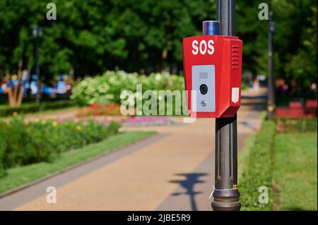 sos-Taste am Alarmgerät, um die Rettungsdienste, die Polizei und die Feuerwehr und den Krankenwagen zu rufen Stockfoto