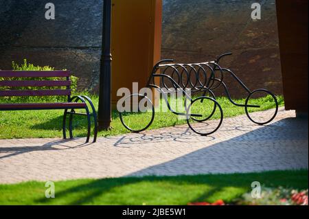 Metallrahmen für Fahrrad Parken in Landschaftsbau, Fahrrad Parken Stockfoto