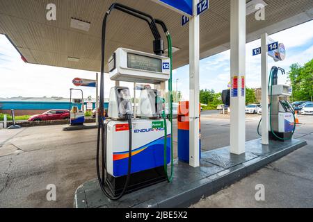 Gilbarco Highline 2 Kraftstoffpumpen auf einem Tankstellenvorplatz in Lees Village, Oldham, Großbritannien. Der Bahnhof ist ungewöhnlich, weil er einen Aufsichtsservice anbietet Stockfoto