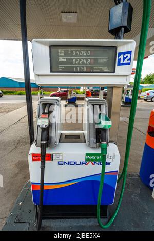 Gilbarco Highline 2 Kraftstoffpumpe auf einem Tankstellenvorplatz in Lees Village, Oldham, Großbritannien. Der Bahnhof ist ungewöhnlich, weil er einen Aufsichtsservice anbietet Stockfoto